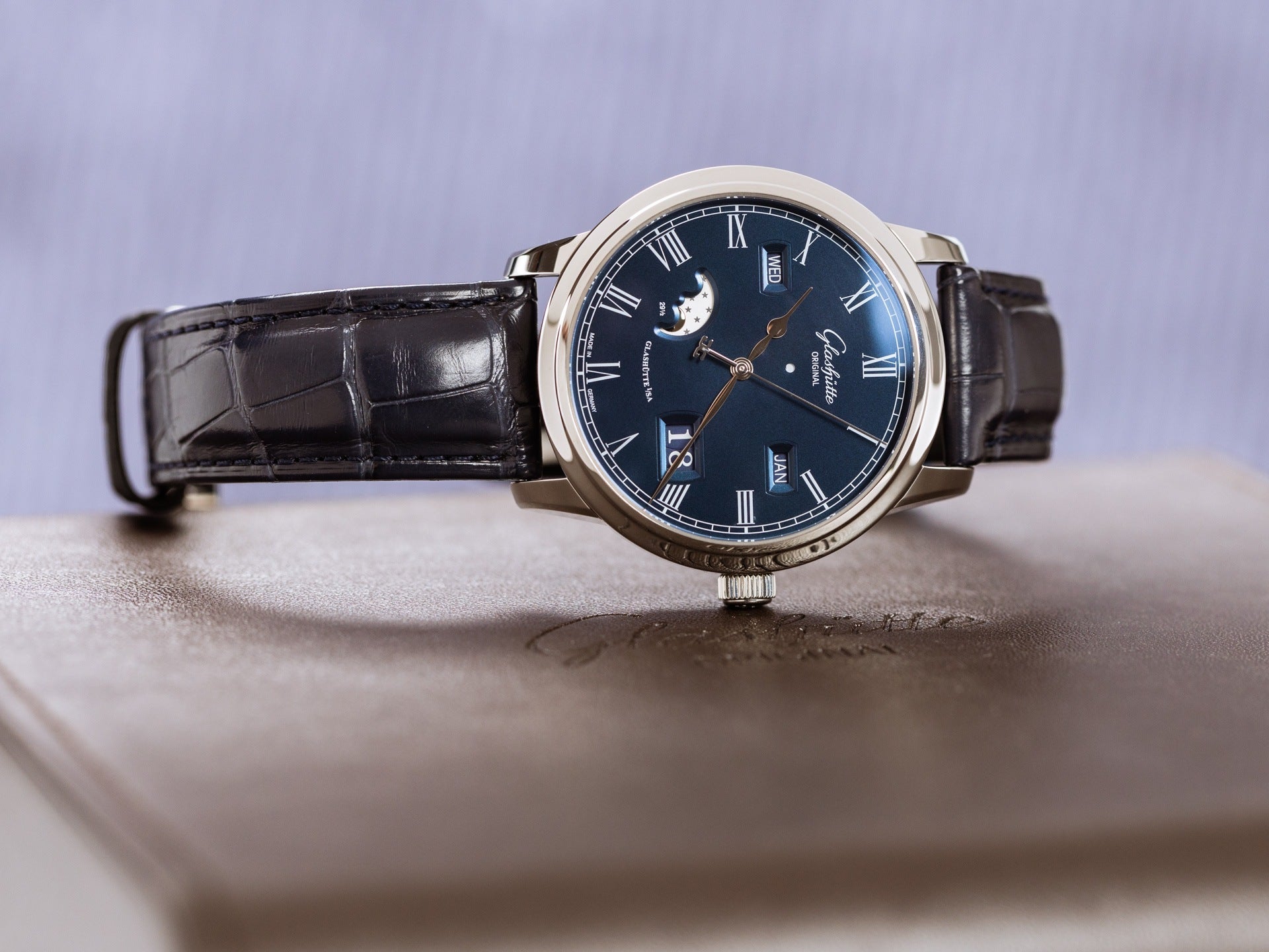 Senator Perpetual Calendar Stainless Steel / Blue / Alligator / Folding