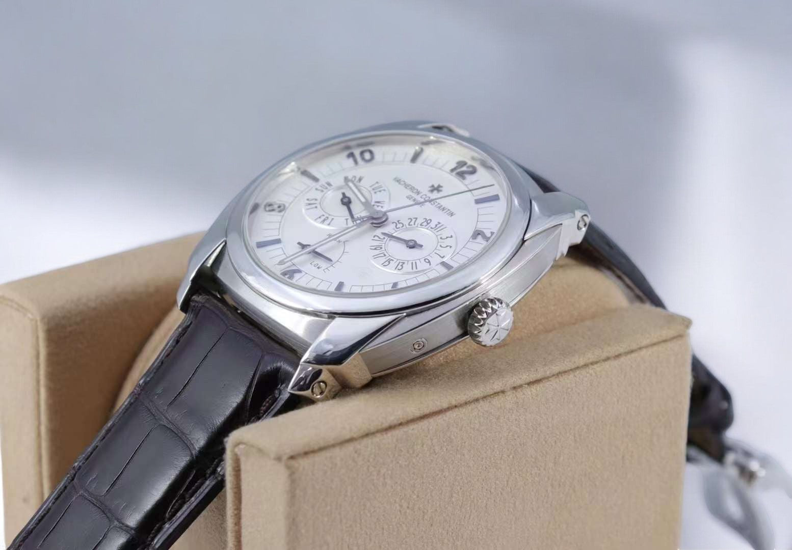 Quai de Ille Day Date Power Reserve in Palladium
