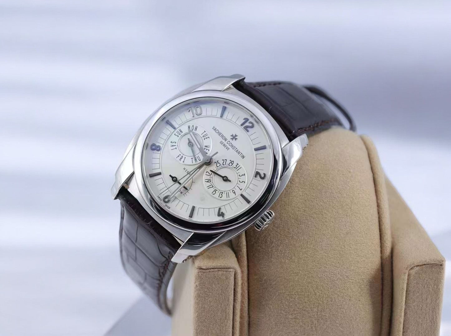 Quai de Ille Day Date Power Reserve in Palladium