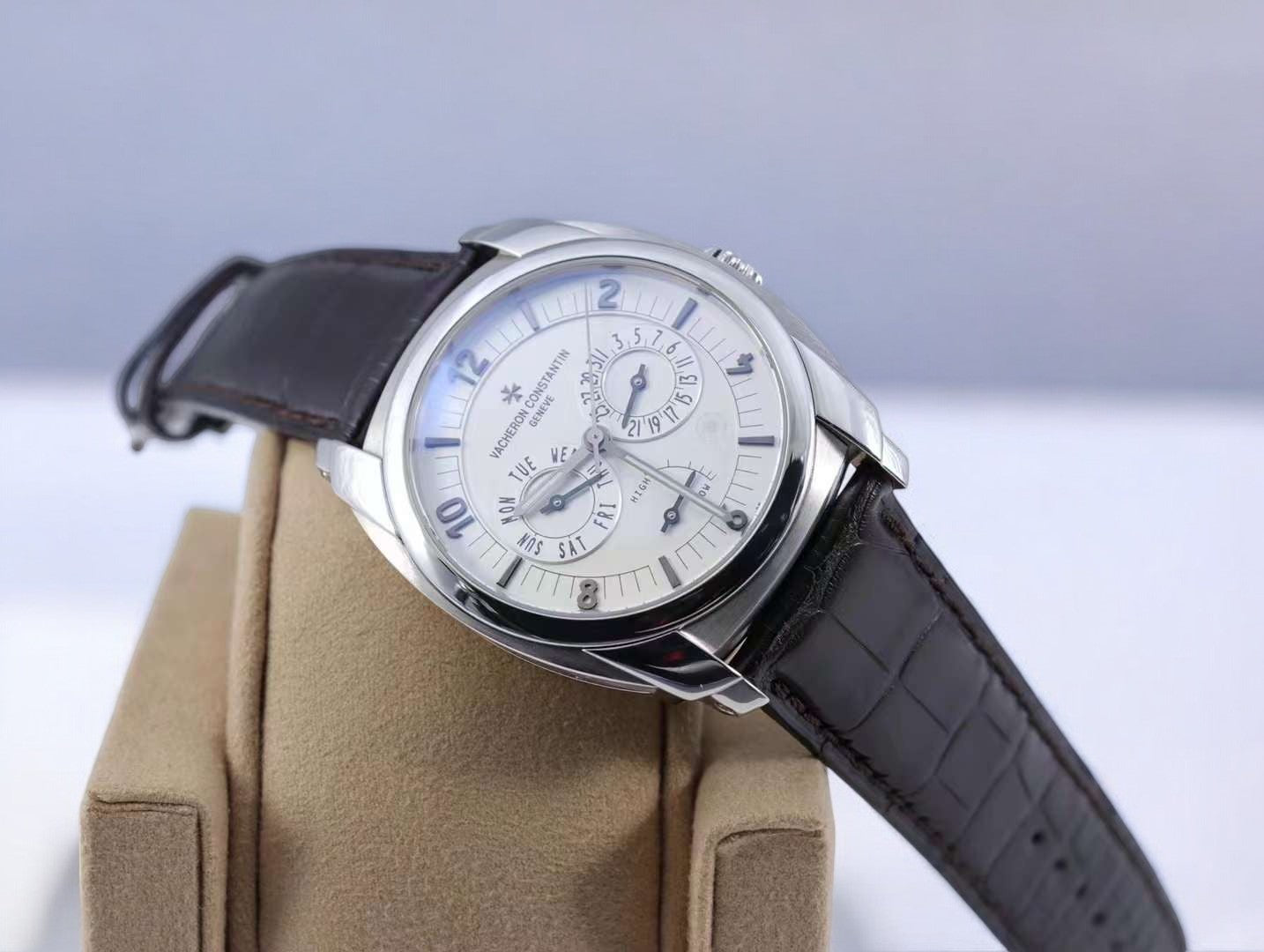 Quai de Ille Day Date Power Reserve in Palladium
